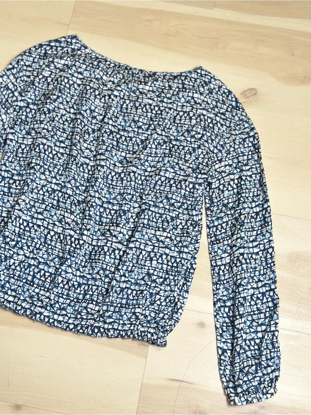 Tory Burch Silk Printed Honeycomb Blouse Top Sz 6 long sleeves geometric - Picture 6 of 8